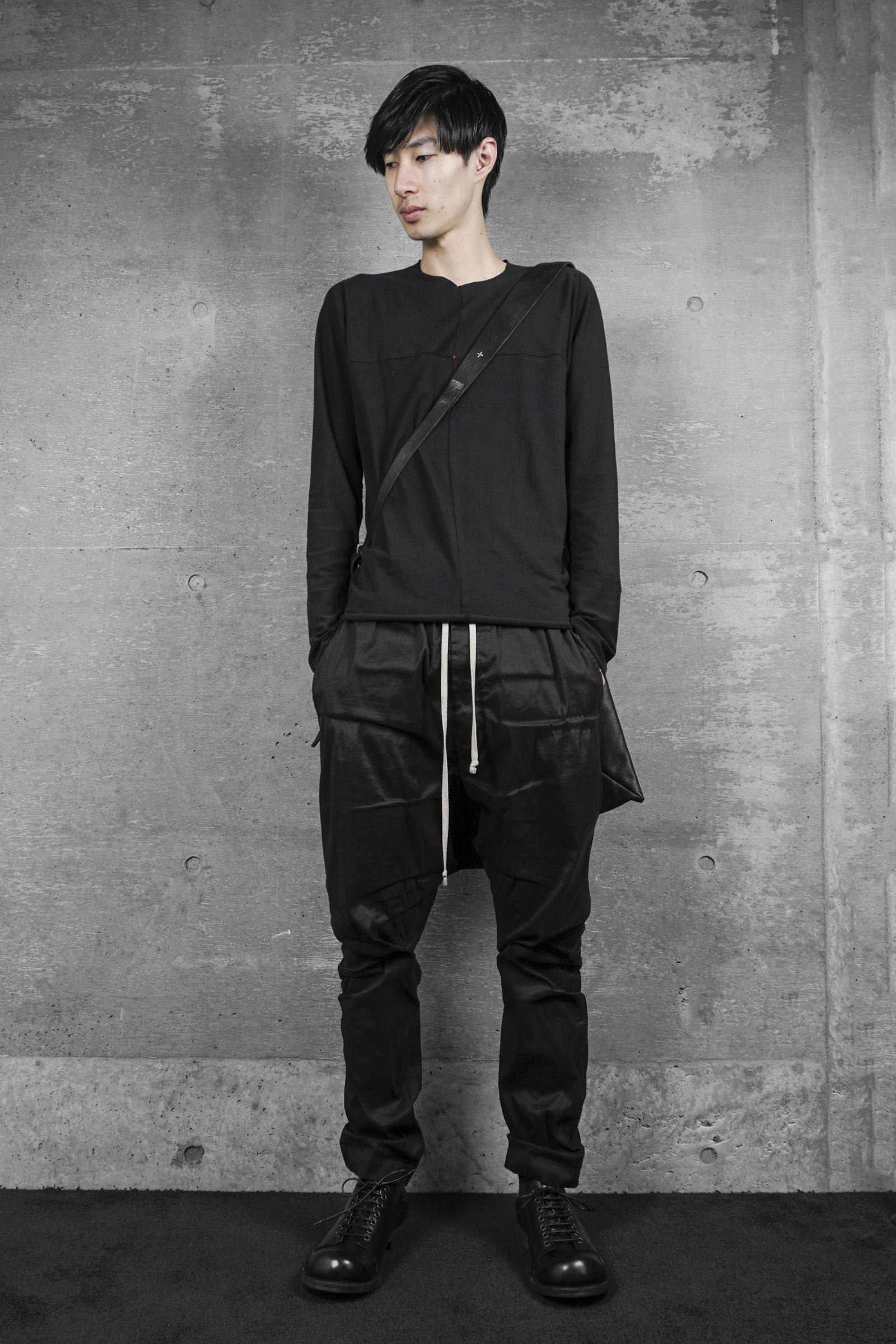 Aラインシルエットを意識したレザーで魅せる無骨なコーディネート 5 Alubus Rufus